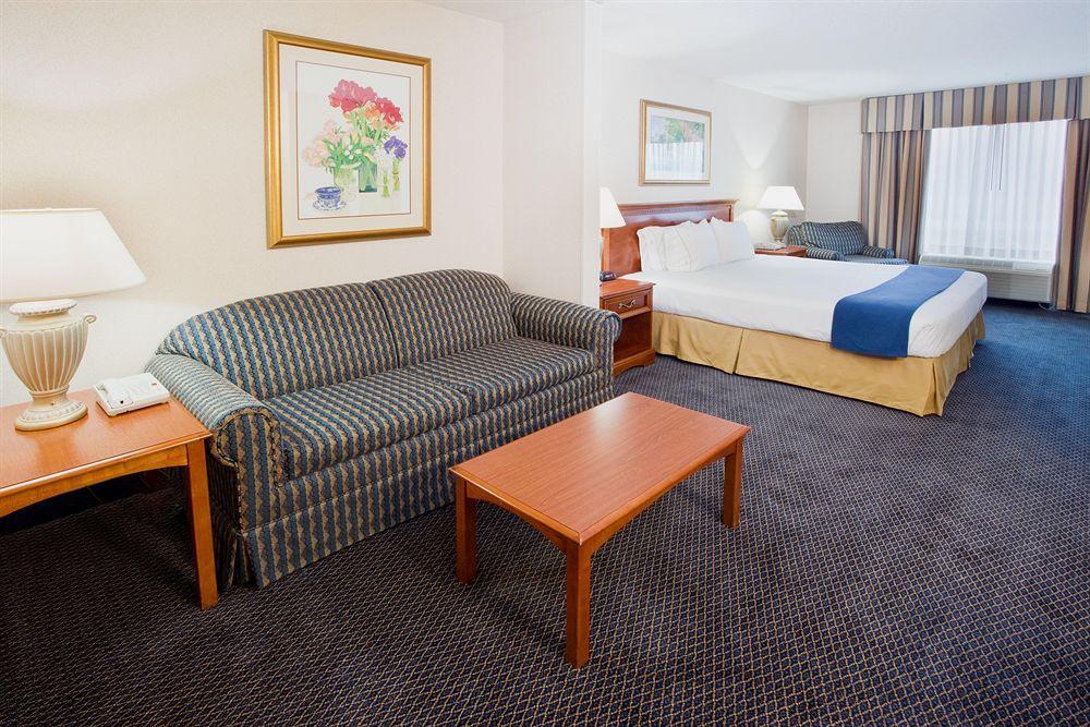 Holiday Inn Express Hotel & Suites Grand Rapids-North, An Ihg Hotel Room photo