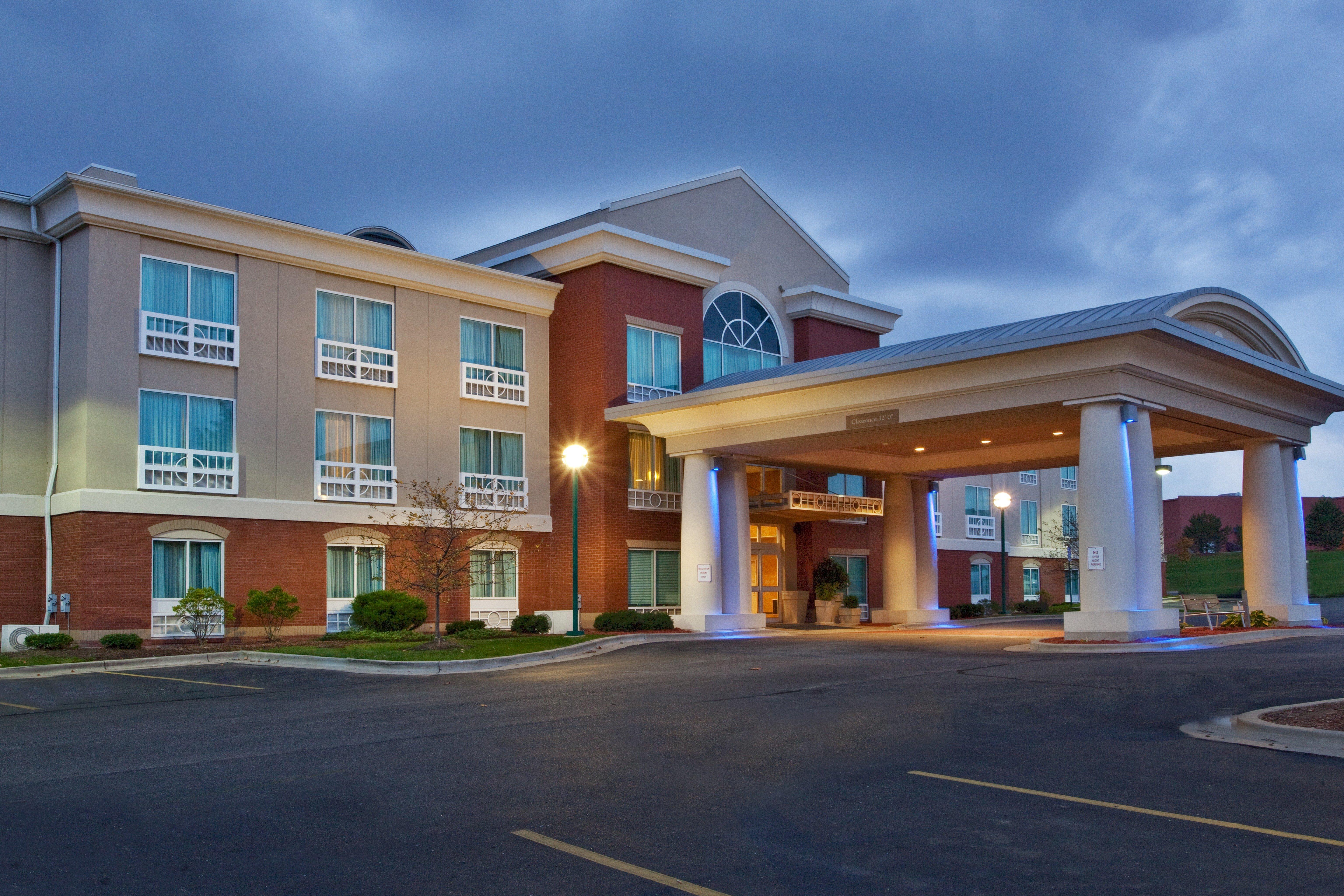 Holiday Inn Express Hotel & Suites Grand Rapids-North, An Ihg Hotel Exterior photo